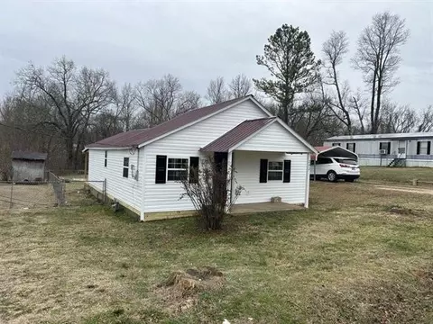 202 Spring St, Lexington, TN 38351
