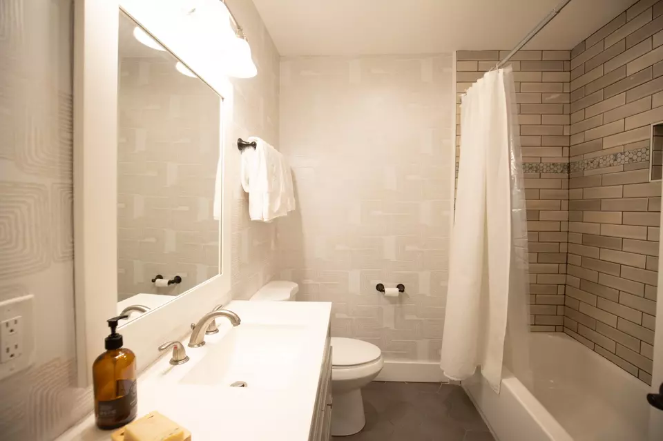 Bath - 2524 Flamingo Dr, Nashville, TN 37207 photo 2 of 2