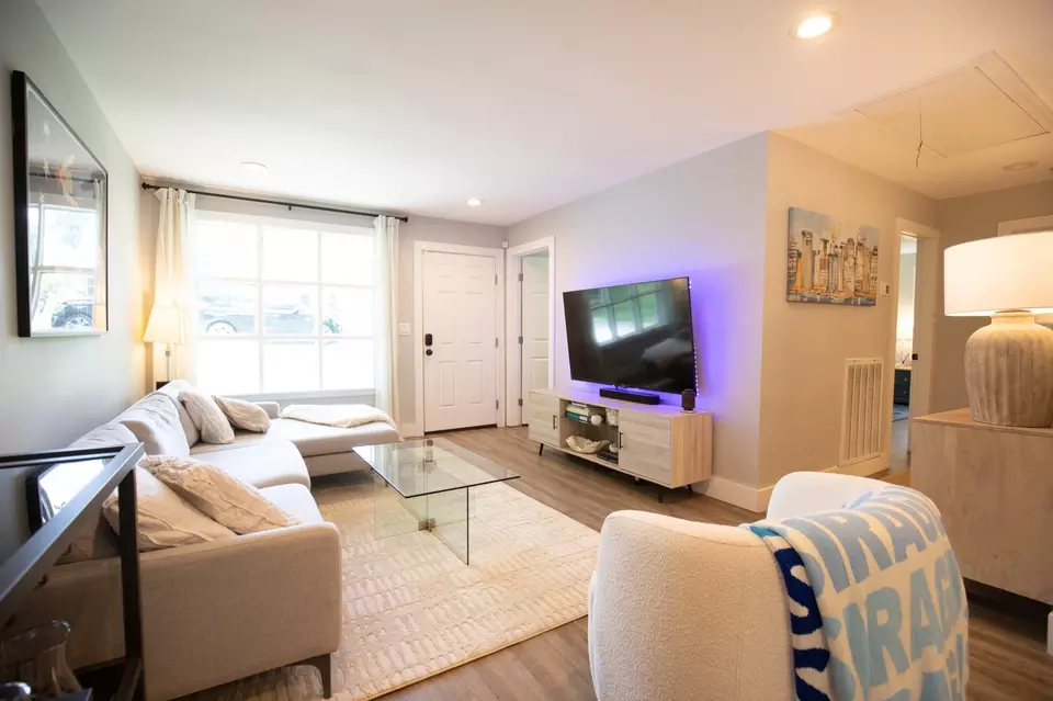 Living - 2524 Flamingo Dr, Nashville, TN 37207 photo 2 of 3