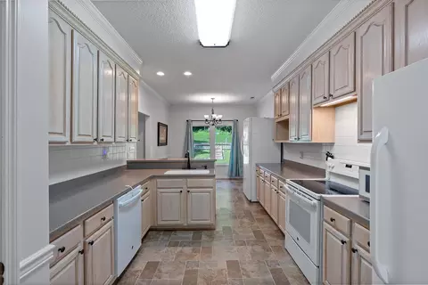 Kitchen - 28 Spring Valley Rd, Taft, TN 38488 photo 1 of 3