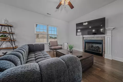 Living - 2403 Tin Cup Dr, Murfreesboro, TN 37128 photo 1 of 2