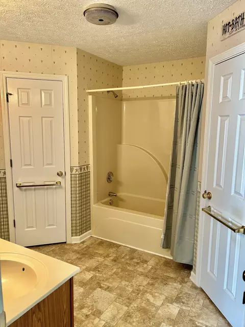 Bath - 120 Eldon Dr, Manchester, TN 37355 photo 4 of 6