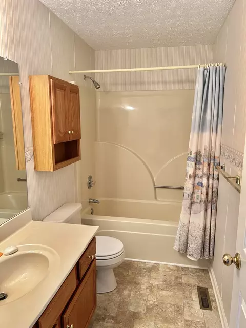 Bath - 120 Eldon Dr, Manchester, TN 37355 photo 2 of 6
