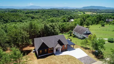 840 River Cliff Dr, Kodak, TN 37764