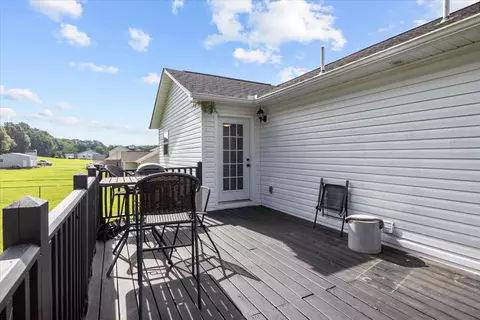 Exterior - 1050 Glendale Dr, Dickson, TN 37055 photo 5 of 16
