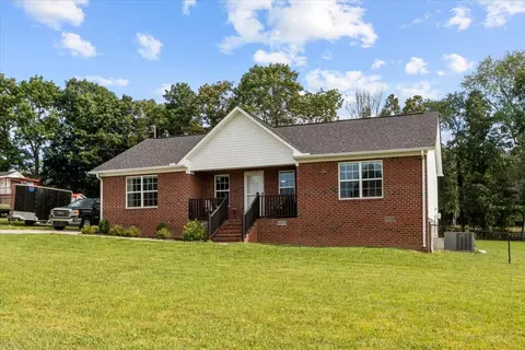 Exterior - 1050 Glendale Dr, Dickson, TN 37055 photo 7 of 16