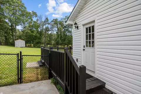 Exterior - 1050 Glendale Dr, Dickson, TN 37055 photo 4 of 16