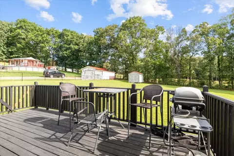 Exterior - 1050 Glendale Dr, Dickson, TN 37055 photo 6 of 16