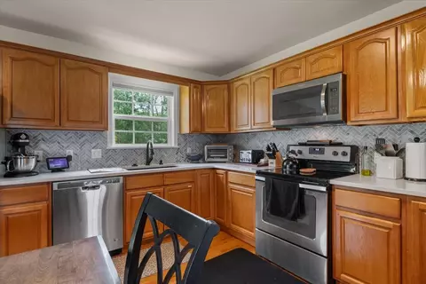 Kitchen - 1050 Glendale Dr, Dickson, TN 37055 photo 4 of 4