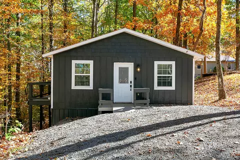 300 Lakeview Cir, Smithville, TN 37166