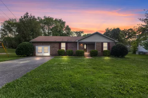 412 Bluff Dr, Clarksville, TN 37043