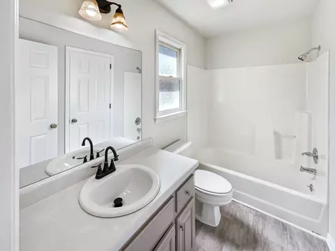 Bath - 208 Timberlake Dr, Springfield, TN 37172 photo 1 of 2