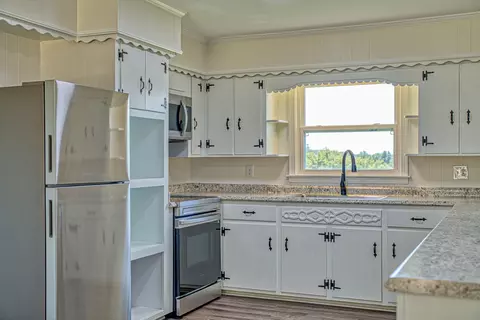 Kitchen - 10335 Goff Ridge Rd, Baxter, TN 38544 photo 2 of 2