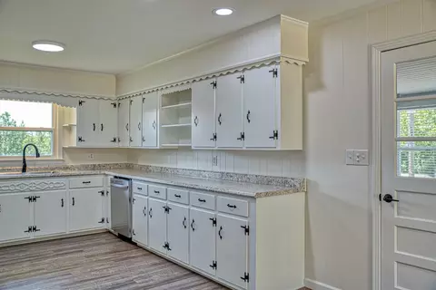 Kitchen - 10335 Goff Ridge Rd, Baxter, TN 38544 photo 1 of 2