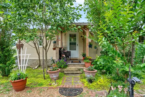 1006 Briarwood Dr, Charlotte, TN 37036