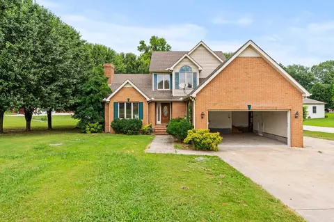 501 Waters Edge Dr, Estill Springs, TN 37330