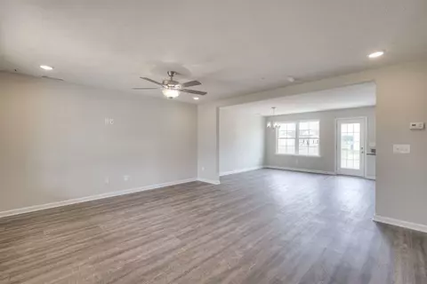 Living - 452 Mimosa Dr, Decherd, TN 37324 photo 3 of 4