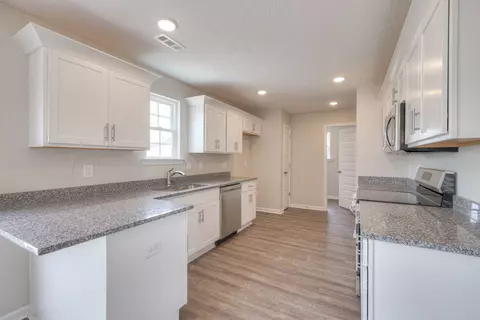 Kitchen - 452 Mimosa Dr, Decherd, TN 37324 photo 2 of 2