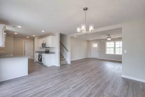Living - 452 Mimosa Dr, Decherd, TN 37324 photo 2 of 4