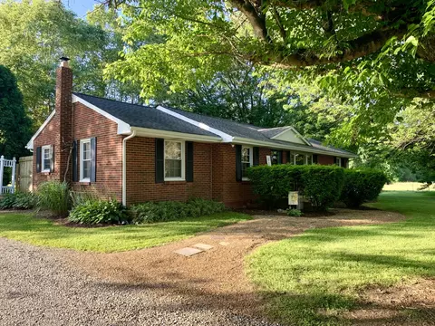 212 Halltown Rd, Cottontown, TN 37048