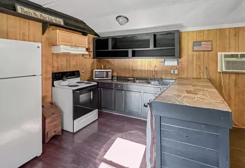 Kitchen - 408 Ginger Dr, Dover, TN 37058 photo 3 of 4