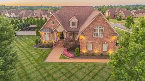 727 Farmington Dr, Lebanon, TN 37087