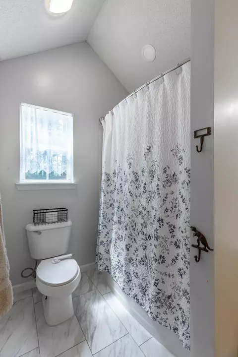 Bath - 210 Gilbert Rd, Ringgold, GA 30736 photo 3 of 5