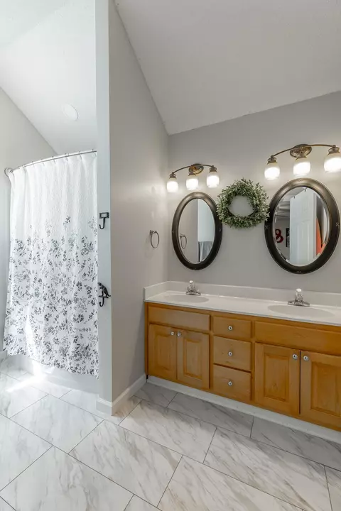 Bath - 210 Gilbert Rd, Ringgold, GA 30736 photo 2 of 5