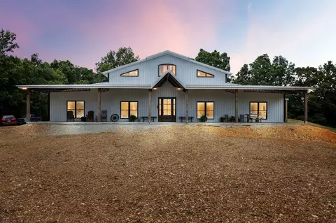 146 Peach Rd, Leoma, TN 38468