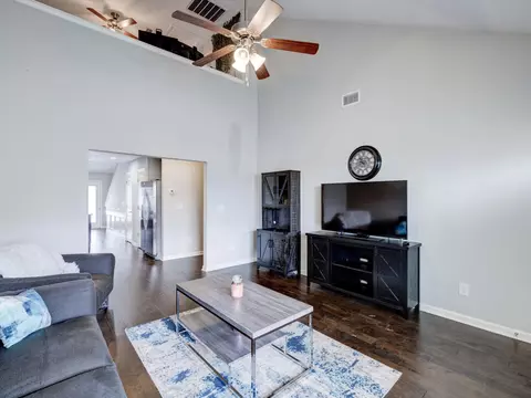 Living - 4013 Commons Dr, Spring Hill, TN 37174 photo 2 of 4