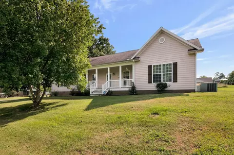 Exterior - 250 High St E, Mcewen, TN 37101 photo 2 of 5