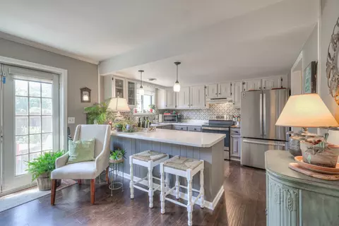 236 Lake Chateau Dr, Hermitage, TN 37076