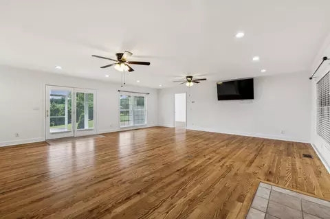 Living - 2604 Mariview Dr, Springfield, TN 37172 photo 7 of 11