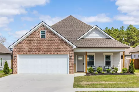 102 Country Cove Dr, Rossville, GA 30741
