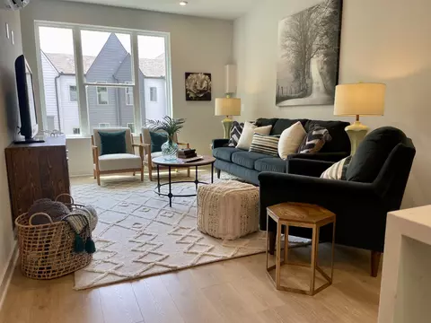 370 E Village Ln, Nashville, TN 37216