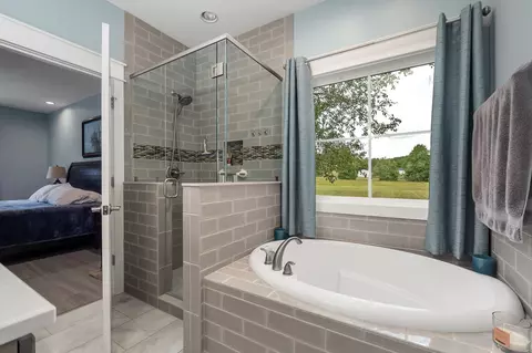 Bath - 692 Peach Ave, Morrison, TN 37357 photo 3 of 4