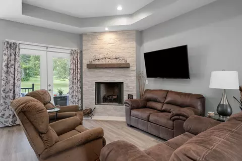 Living - 692 Peach Ave, Morrison, TN 37357 photo 1 of 3