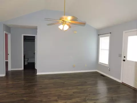 Living - 136 Eldon Dr, Manchester, TN 37355 photo 2 of 3