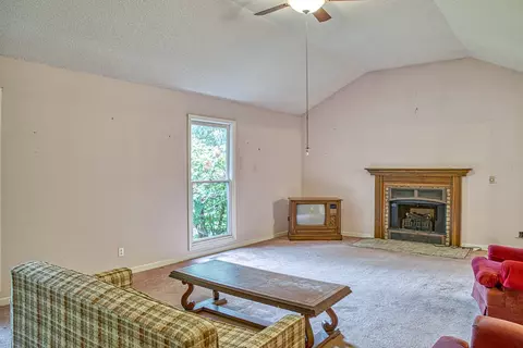 Living - 2139 Austin Bottom Rd, Baxter, TN 38544 photo 2 of 5