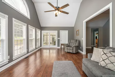 Living - 1024 Smith Thompson Rd, Bethpage, TN 37022 photo 2 of 2