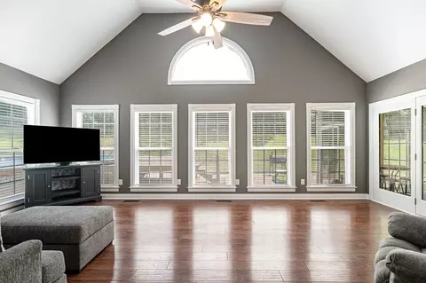 Living - 1024 Smith Thompson Rd, Bethpage, TN 37022 photo 1 of 2