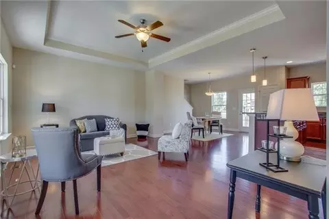 Living - 100 Shadow Cv, Dickson, TN 37055 photo 1 of 2