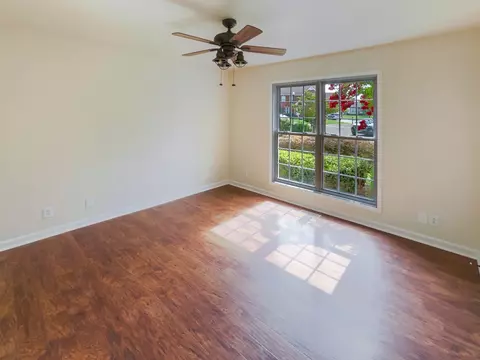 Living - 109 Brookview Ct, Springfield, TN 37172 photo 3 of 5
