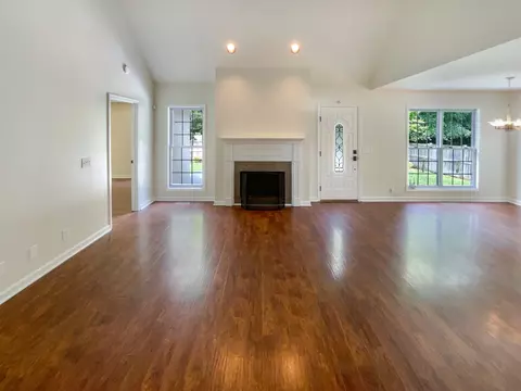 Living - 109 Brookview Ct, Springfield, TN 37172 photo 2 of 5