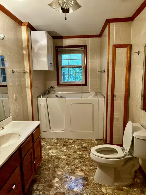 Bath - 4690 Akin Rd, Cunningham, TN 37052 photo 3 of 4