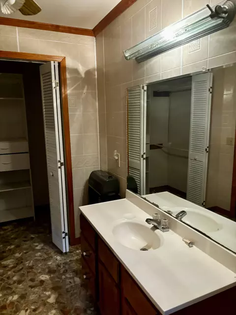 Bath - 4690 Akin Rd, Cunningham, TN 37052 photo 4 of 4