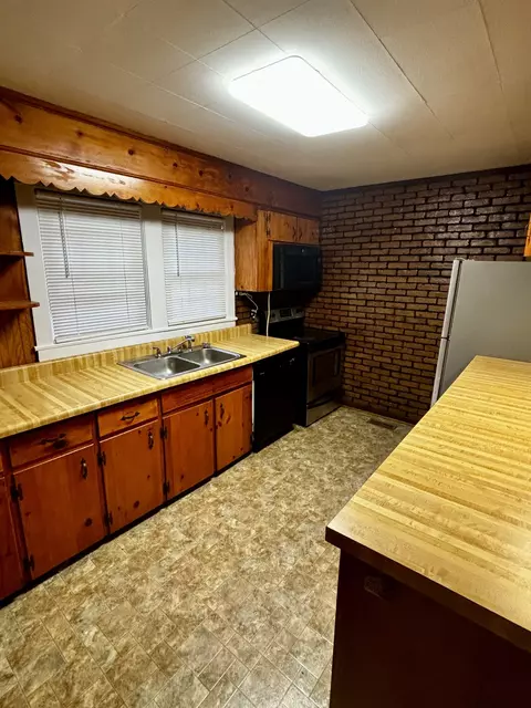 Kitchen - 4690 Akin Rd, Cunningham, TN 37052 photo 2 of 3