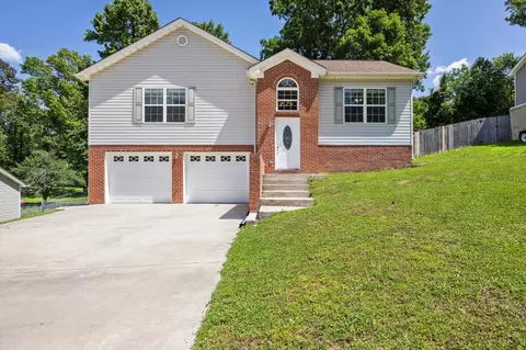 1005 Falcon Run Dr, Soddy Daisy, TN 37379