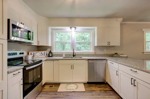 Kitchen - 320 Valley View Rd, Dover, TN 37058 photo 5 of 5