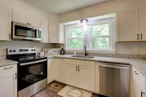 Kitchen - 320 Valley View Rd, Dover, TN 37058 photo 3 of 5